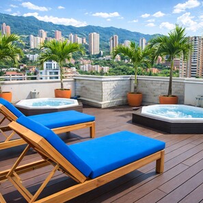 Outdoor spa tub - Alejandria 1202 · 12th floor Luxe Condo Poblado with Private Jacuzzi (Medellín)