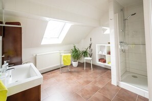 Shower, hair dryer, towels, soap - Modern, comfortable vacation apartment with terrace, on the Main Valley cycle path (Triefenstein)