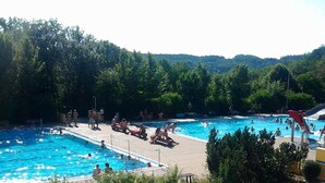 Et poolområde med flere pools og en vandrutsjebane.