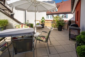 Outdoor dining - Modern, comfortable vacation apartment with terrace, on the Main Valley cycle path (Triefenstein)