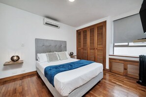 1 chambre, bureau, fer et planche à repasser, lit parapluie