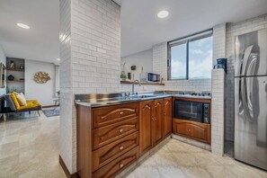 Réfrigérateur, micro-ondes, four, plaque de cuisson