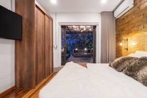 7 bedrooms, desk, iron/ironing board, travel cot