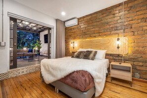 7 slaapkamers, een bureau, een strijkplank/strijkijzer, reisbedje