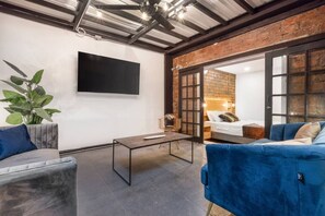 7 chambres, bureau, fer et planche à repasser, lit parapluie