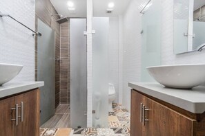 Een haardroger, handdoeken