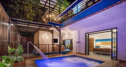 Casa Madera · Casa Madera Parque Lleras 7BR with private Jacuzzi