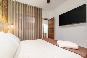 7 dormitorios, escritorio, tabla de planchar con plancha y cuna de viaje