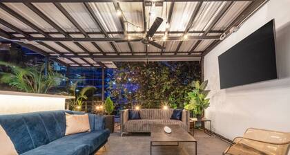 Casa Madera · Casa Madera Parque Lleras 7BR with private Jacuzzi