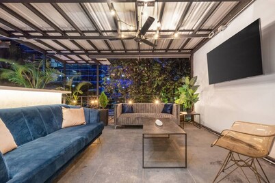 Casa Madera · Casa Madera Parque Lleras 7BR with private Jacuzzi