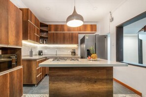 Réfrigérateur, micro-ondes, four, plaque de cuisson