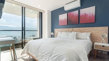 2 habitaciones, escritorio y tabla de planchar con plancha