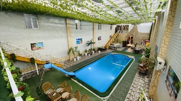 Una piscina al aire libre de temporada