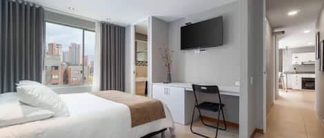 1 soverom, skrivebord, strykejern/-brett og reiseseng for barn