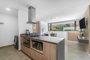 Kühlschrank, Mikrowelle, Ofen, Herdplatte