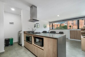 Kühlschrank, Mikrowelle, Ofen, Herdplatte