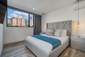 1 soverom, skrivebord, strykejern/-brett og reiseseng for barn