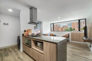 Kühlschrank, Mikrowelle, Ofen, Herdplatte