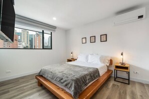 1 Schlafzimmer, Schreibtisch, Bügeleisen/Bügelbrett, Reisekinderbett