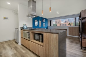 Kjøleskap, mikrobølgeovn, ovn og kokeplater