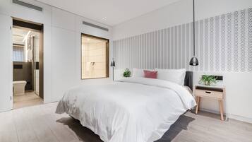 Un dormitorio moderno con una cama grande, mesitas de noche y una pared con diseño.