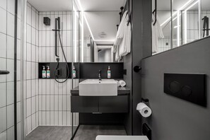 Estudio estándar | Baño | Artículos de higiene personal gratuitos, secador de pelo y zapatillas