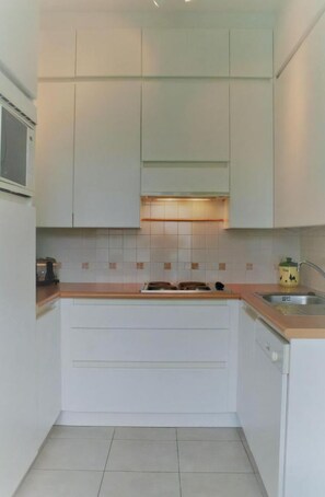 Fridge, stovetop, dishwasher, coffee/tea maker