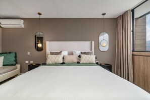 1 habitación, escritorio, tabla de planchar con plancha y cuna de viaje 