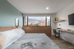 Schreibtisch, Bügeleisen/Bügelbrett, Reisekinderbett, kostenloses WLAN