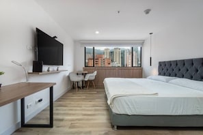 Schreibtisch, Bügeleisen/Bügelbrett, Reisekinderbett, kostenloses WLAN