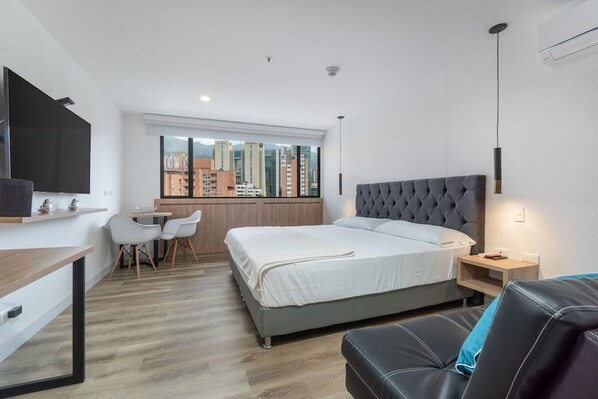 Een bureau, een strijkplank/strijkijzer, reisbedje, gratis wifi