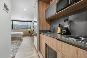 Microondas, parrilla de estufa y cafetera y tetera 