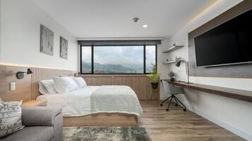 1 habitación, escritorio, tabla de planchar con plancha y cuna de viaje