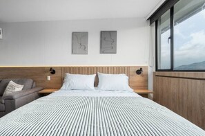 1 Schlafzimmer, Schreibtisch, Bügeleisen/Bügelbrett, Reisekinderbett