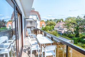 Outdoor dining - Charlotte B2 - 1-bedroom apartment 150m from the sea (De Haan)