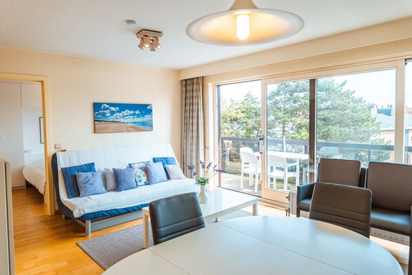 TV - Charlotte B2 - 1-bedroom apartment 150m from the sea (De Haan)