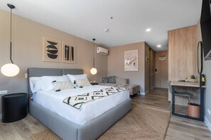 1 chambre, bureau, fer et planche à repasser, lit parapluie