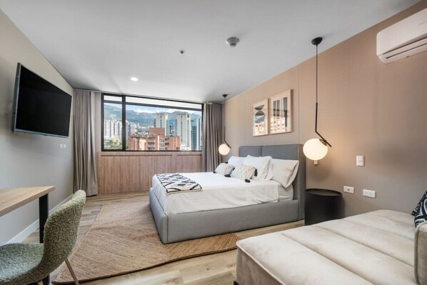 1 Schlafzimmer, Schreibtisch, Bügeleisen/Bügelbrett, Reisekinderbett