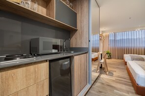 1 habitación, escritorio, tabla de planchar con plancha y cuna de viaje 