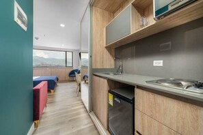 1 bedroom, desk, iron/ironing board, travel crib - Go Living 1204 · New Design Loft, City View AC near Milla de Oro (Medellín)