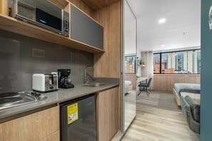 Mikrowelle, Herdplatte, Wasserkocher mit Kaffee-/Teezubehör, Toaster