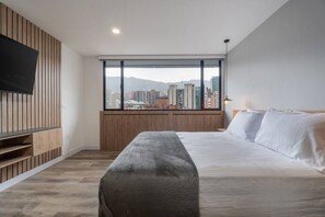 1 dormitorio, escritorio, tabla de planchar con plancha y cuna de viaje