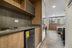 1 camera, una scrivania, ferro/asse da stiro, culla da viaggio