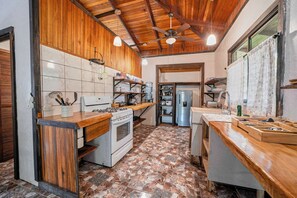 Refrigerador, horno, parrilla de estufa y cafetera y tetera