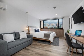 1 camera, una scrivania, ferro/asse da stiro, culla da viaggio