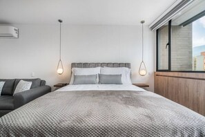 1 Schlafzimmer, Schreibtisch, Bügeleisen/Bügelbrett, Reisekinderbett