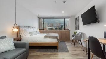 1 bilik tidur, meja, seterika/papan seterika, katil bayi mudah alih