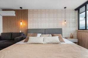 1 dormitorio, escritorio, tabla de planchar con plancha y cuna de viaje