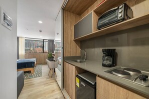 Microwave, oven, stovetop, coffee/tea maker - Go Living 1406 · 14th floor Modern Loft with AC, GYM and co-work (Medellín)