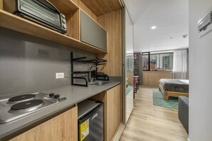 1 slaapkamer, een bureau, een strijkplank/strijkijzer, reisbedje